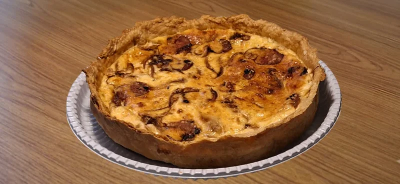 Quiche Calabresa com cebola roxa caramelizada